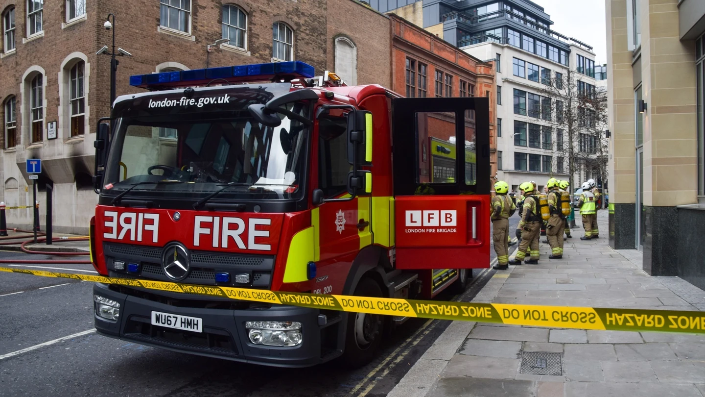 Bomberos apagan un incendio en Londres Bomberos apagan un incendio en Londres