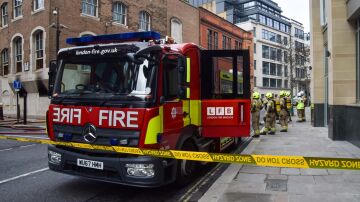 Bomberos apagan un incendio en Londres