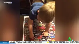 Un niño pone la última pieza de un complicado puzle... pero su emoción le juega una mala pasada
