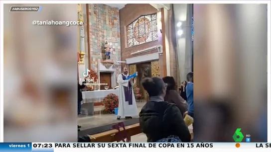 Un cura de Algeciras se hace viral por bendecir a los niños con una pistola de agua Un cura de Algeciras se hace viral por bendecir a los niños con una pistola de agua