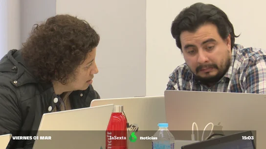 Dos empleados hablando Dos empleados hablando