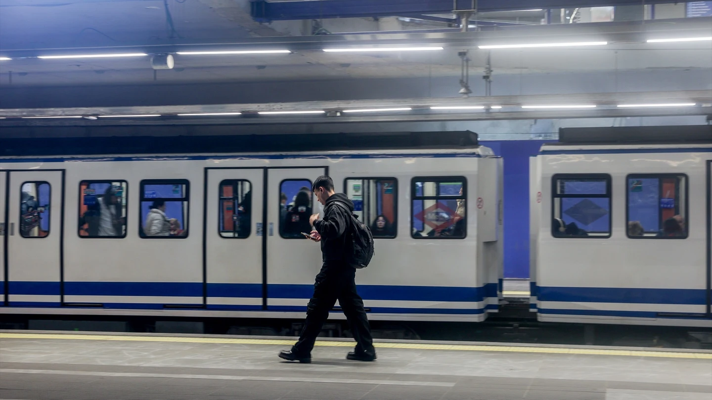 Imagen de archivo de un hombre en el andén de una estación de Metro Imagen de archivo de un hombre en el andén de una estación de Metro