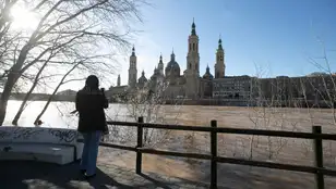 Vista de la crecida del Ebro a su paso por Zaragoza este viernes