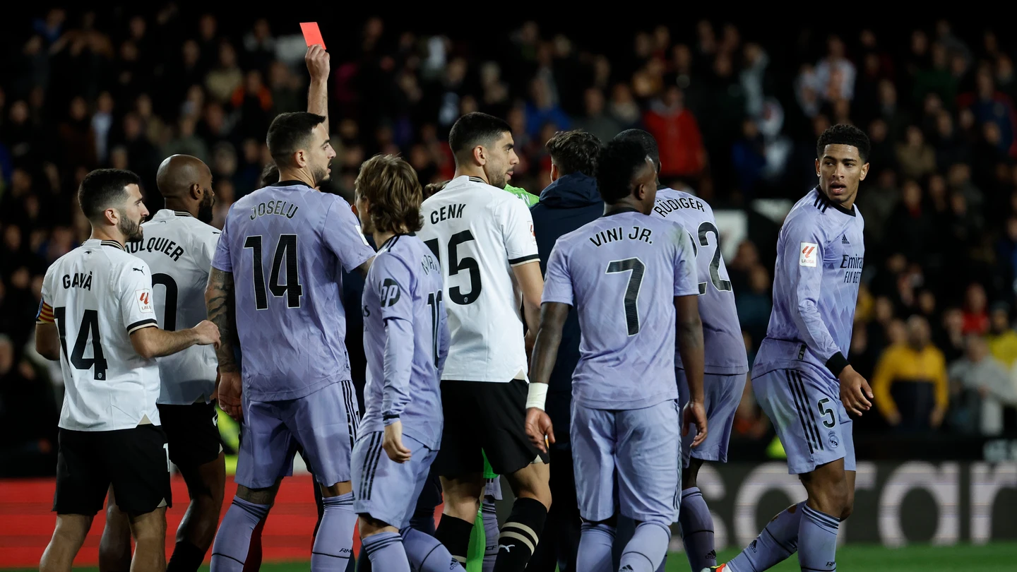 Gil Manzano muestra la roja a Bellingham en el Valencia - Real Madrid Gil Manzano muestra la roja a Bellingham en el Valencia - Real Madrid