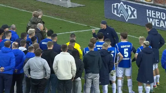 Un ultra del Darmstadt abronca a los jugadores Un ultra del Darmstadt abronca a los jugadores