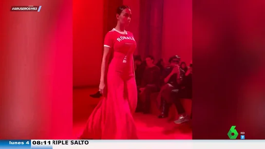 La polémica forma de desfilar de Georgina Rodríguez con una camiseta de Cristiano Ronaldo en París: "No es lo suyo" La polémica forma de desfilar de Georgina Rodríguez con una camiseta de Cristiano Ronaldo en París: "No es lo suyo"