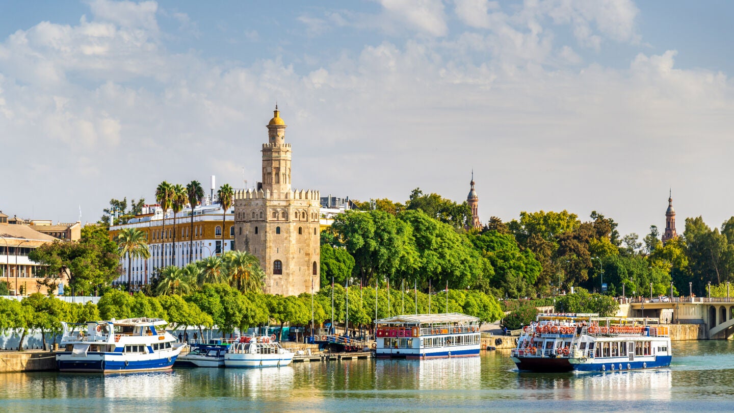 Torre del Oro de Sevilla vista desde el r&iacute;o Guadalquivir