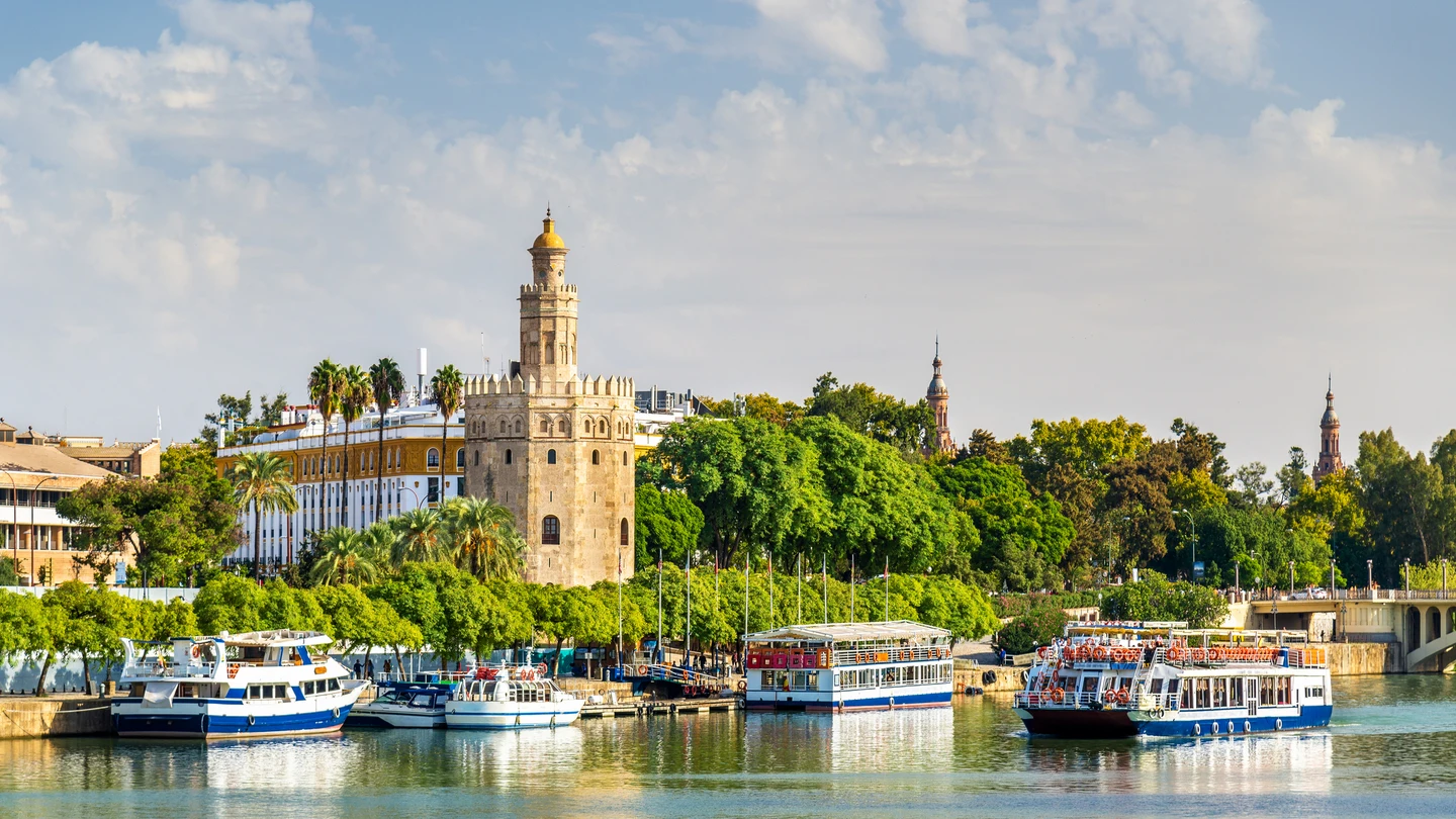 Torre del Oro de Sevilla vista desde el río Guadalquivir Torre del Oro de Sevilla vista desde el río Guadalquivir