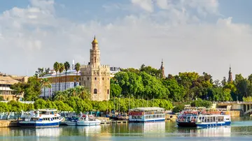 Torre del Oro de Sevilla vista desde el río Guadalquivir Torre del Oro de Sevilla vista desde el río Guadalquivir