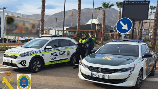 Foto de archivo de agentes y vehículos policiales de Policía Local de Roquetas de Mar y Guardia Civil. Foto de archivo de agentes y vehículos policiales de Policía Local de Roquetas de Mar y Guardia Civil.