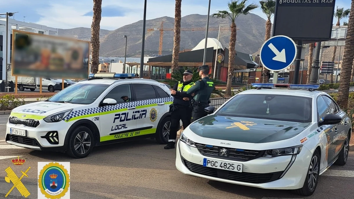 Foto de archivo de agentes y vehículos policiales de Policía Local de Roquetas de Mar y Guardia Civil.