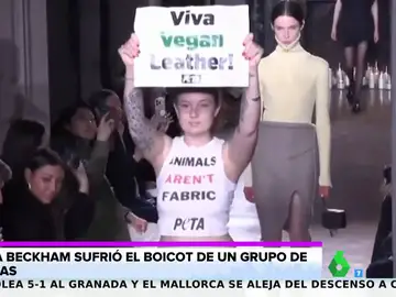 El momento en el que activistas a favor de la ropa vegana irrumpe en el desfile de Victoria Beckham en París