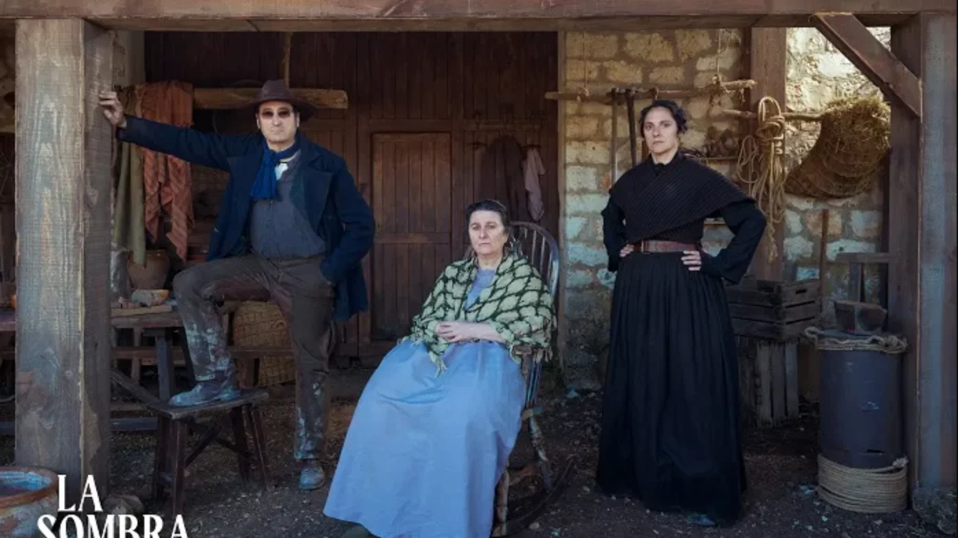 Carmelo Gómez, Adelfa Calvo y María Morales en el rodaje de 'La sombra de la tierra'.