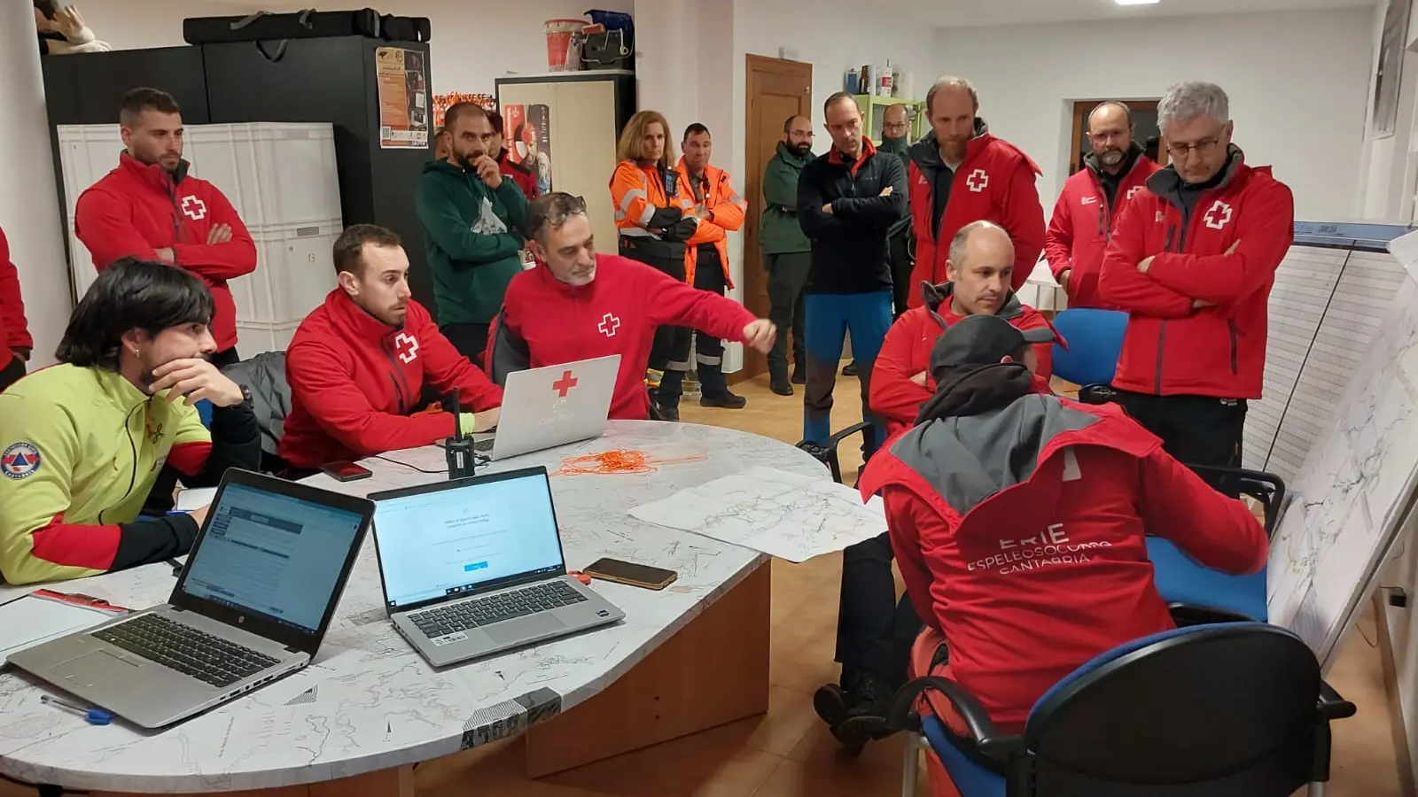 Puesto de mando del Gobierno de Cantabria para el rescate de los espeleólogos.