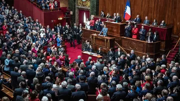 El primer ministro francés, Gabriel Attal, pronuncia un discurso ante los miembros del Parlamento durante una reunión especial del congreso de ambas cámaras del parlamento