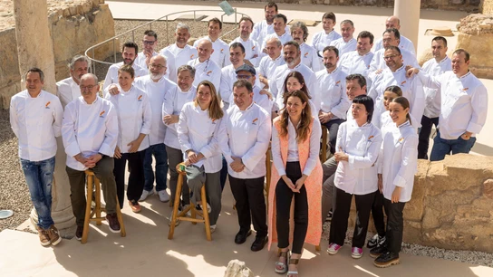 Los cocineros 3 Soles veteranos y nuevos de la Guía Repsol posan para la foto de familia Los cocineros 3 Soles veteranos y nuevos de la Guía Repsol posan para la foto de familia