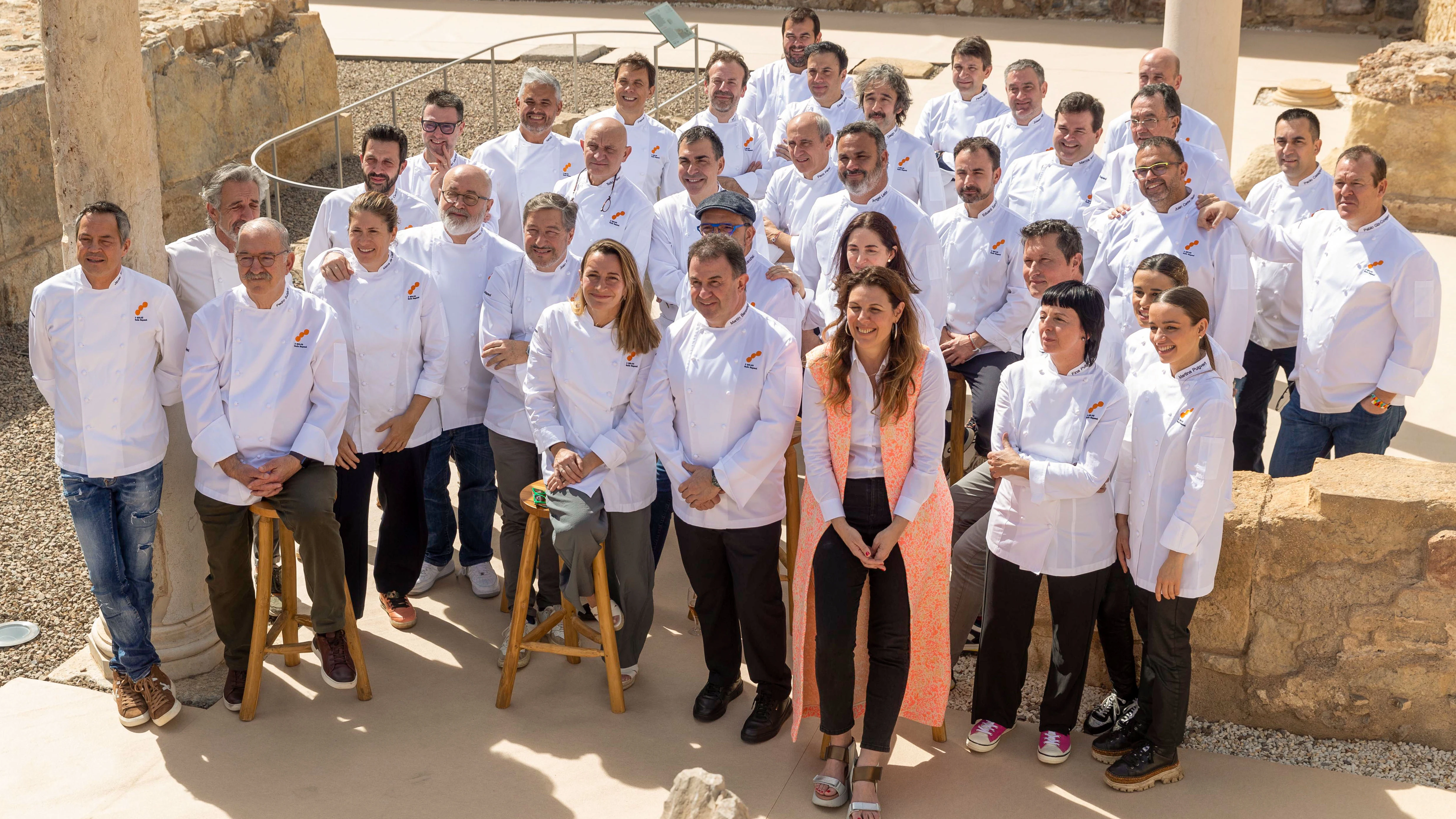 Los cocineros 3 Soles veteranos y nuevos de la Guía Repsol posan para la foto de familia