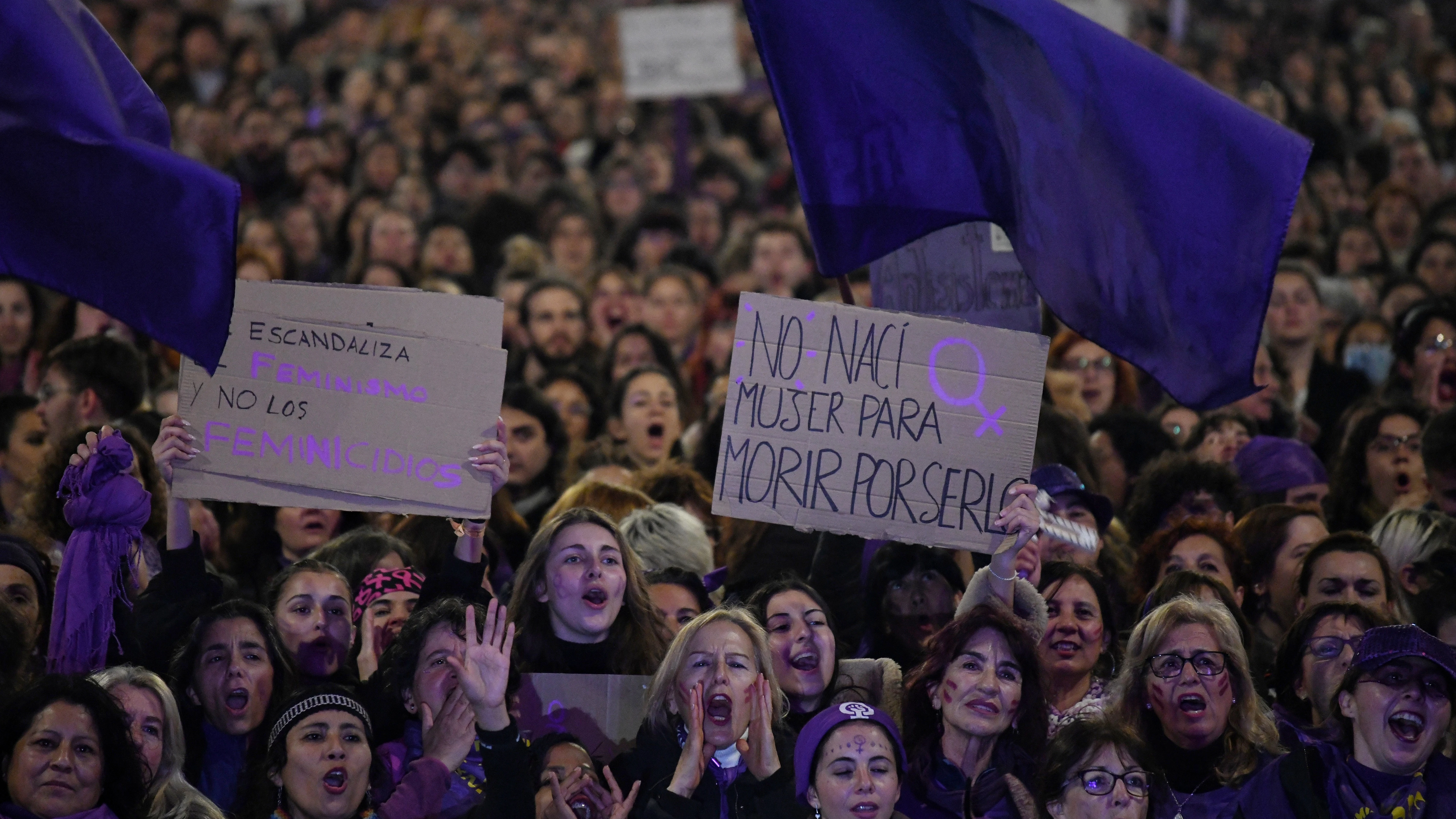 Miles de mujeres durante una manifestación convocada por la Comisión 8M, por el 8M, Día Internacional de la Mujer, a 8 de marzo de marzo de 2023, en Madrid (España). 