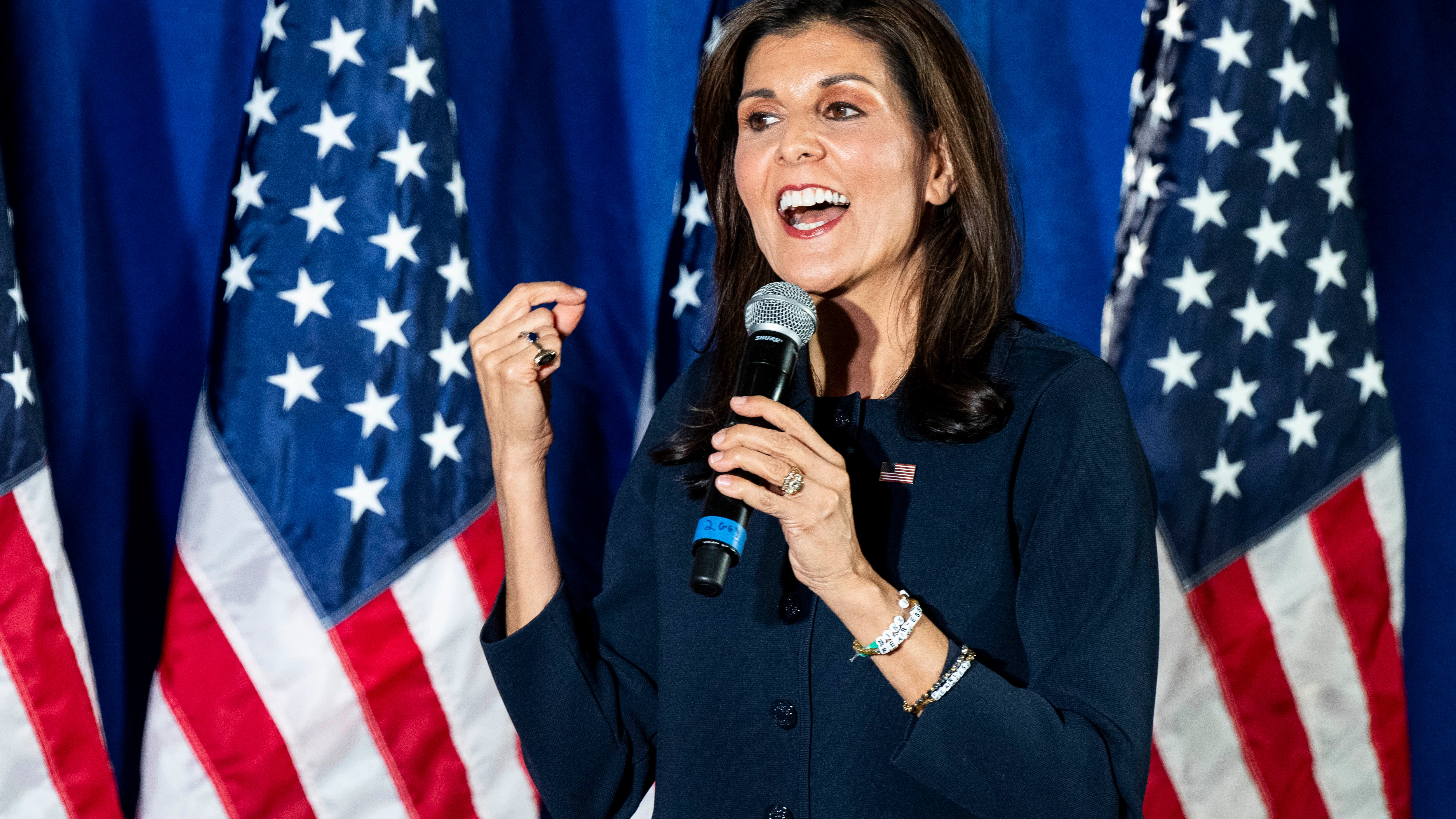 Nikki Haley habla en un acto de campaña en el Hotel Madison de Washington, DC.