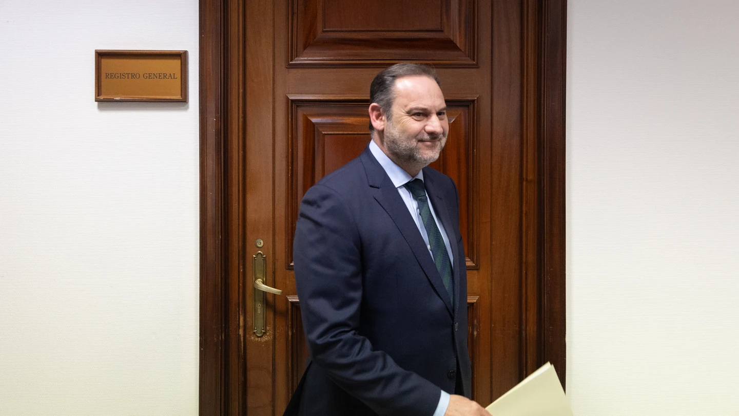 El exministro de Transportes y diputado del PSOE, José Luis Ábalos, a su salida del registro tras presentar su paso al grupo mixto, en el Congreso de los Diputados, a 27 de febrero de 2024, en Madrid (España). El exministro de Transportes y diputado del PSOE, José Luis Ábalos, a su salida del registro tras presentar su paso al grupo mixto, en el Congreso de los Diputados, a 27 de febrero de 2024, en Madrid (España).