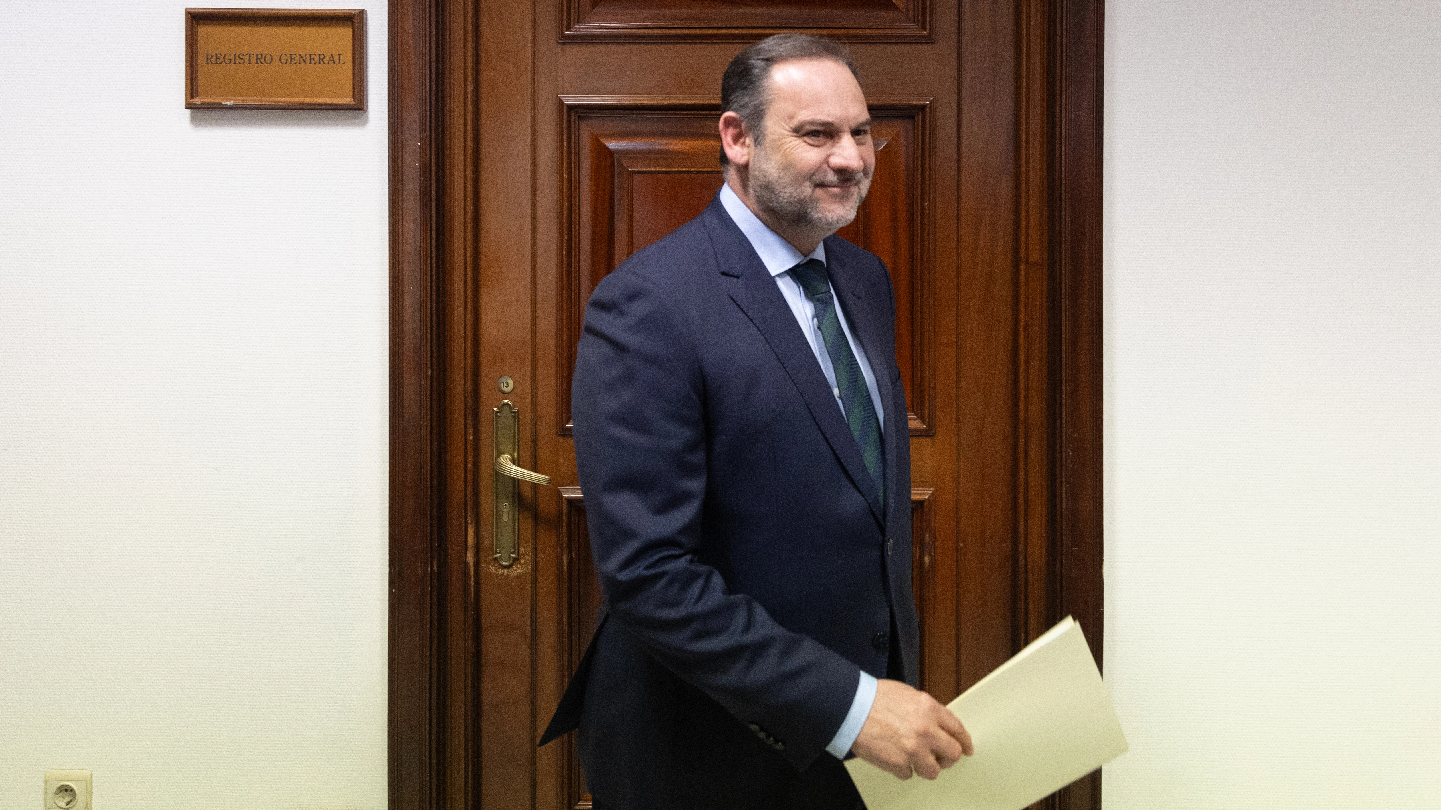 El exministro de Transportes y diputado del PSOE, José Luis Ábalos, a su salida del registro tras presentar su paso al grupo mixto, en el Congreso de los Diputados, a 27 de febrero de 2024, en Madrid (España). 