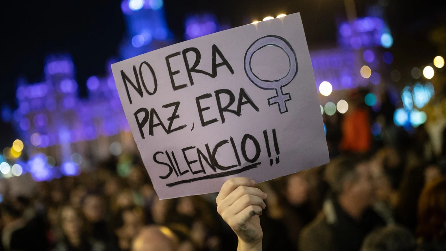 Este es Una persona sostiene un cartel, durante una manifestación contra la violencia hacia las mujeres. Este es Una persona sostiene un cartel, durante una manifestación contra la violencia hacia las mujeres.