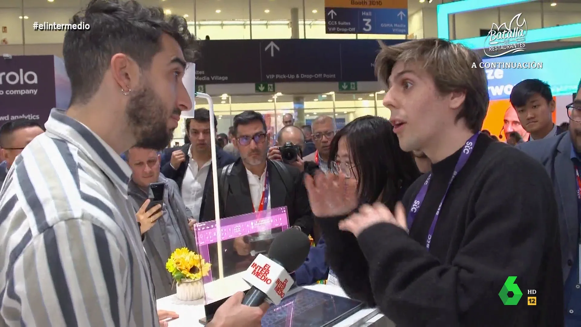 En su visita al Mobile World Congress, Isma Juárez se encuentra con varias revoluciones tecnológicas, entre ellas una pantalla plana que ni su comercial tiene claro cómo vender: "Es curioso de ver, pero para la privacidad...", comenta en este vídeo.