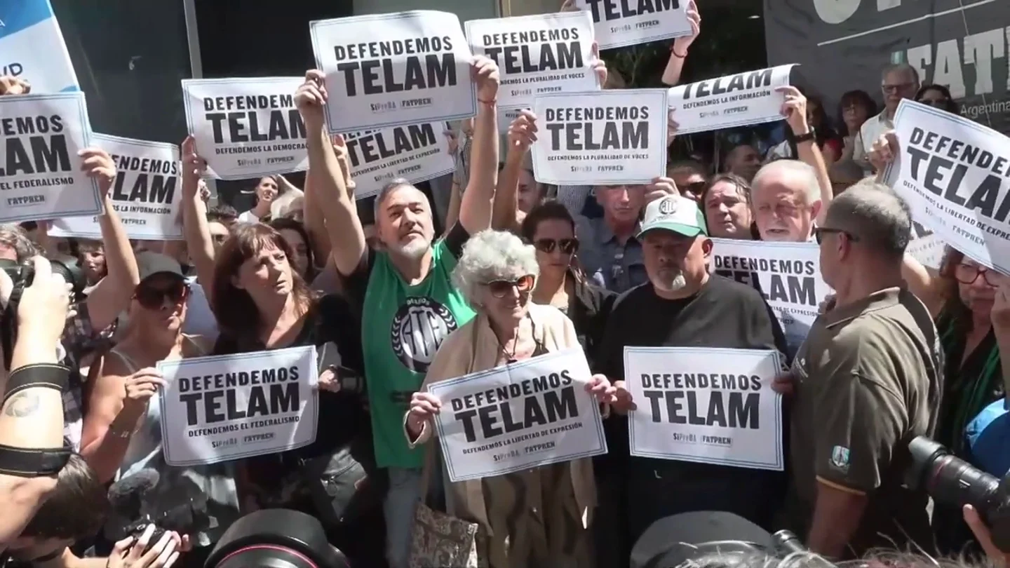 Milei deja en la calle a 755 trabajadores de la agencia de noticas Télam, tras ordenar su cierre Milei deja en la calle a 755 trabajadores de la agencia de noticas Télam, tras ordenar su cierre