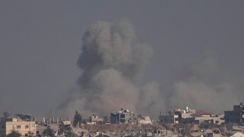 Foto de archivo del humo tras un ataque aéreo israelí en Jan Yunis, al sur de la Franja de Gaza. 