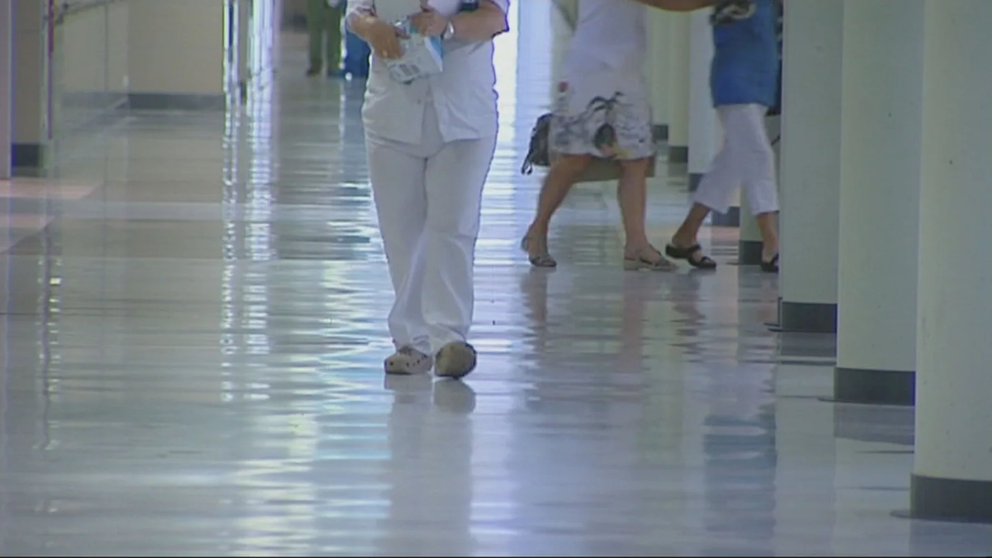 Imagen de archivo de un sanitario durante su jornada de trabajo. chivoImagen de archivo de un sanitario durante su jornada de trabajo.