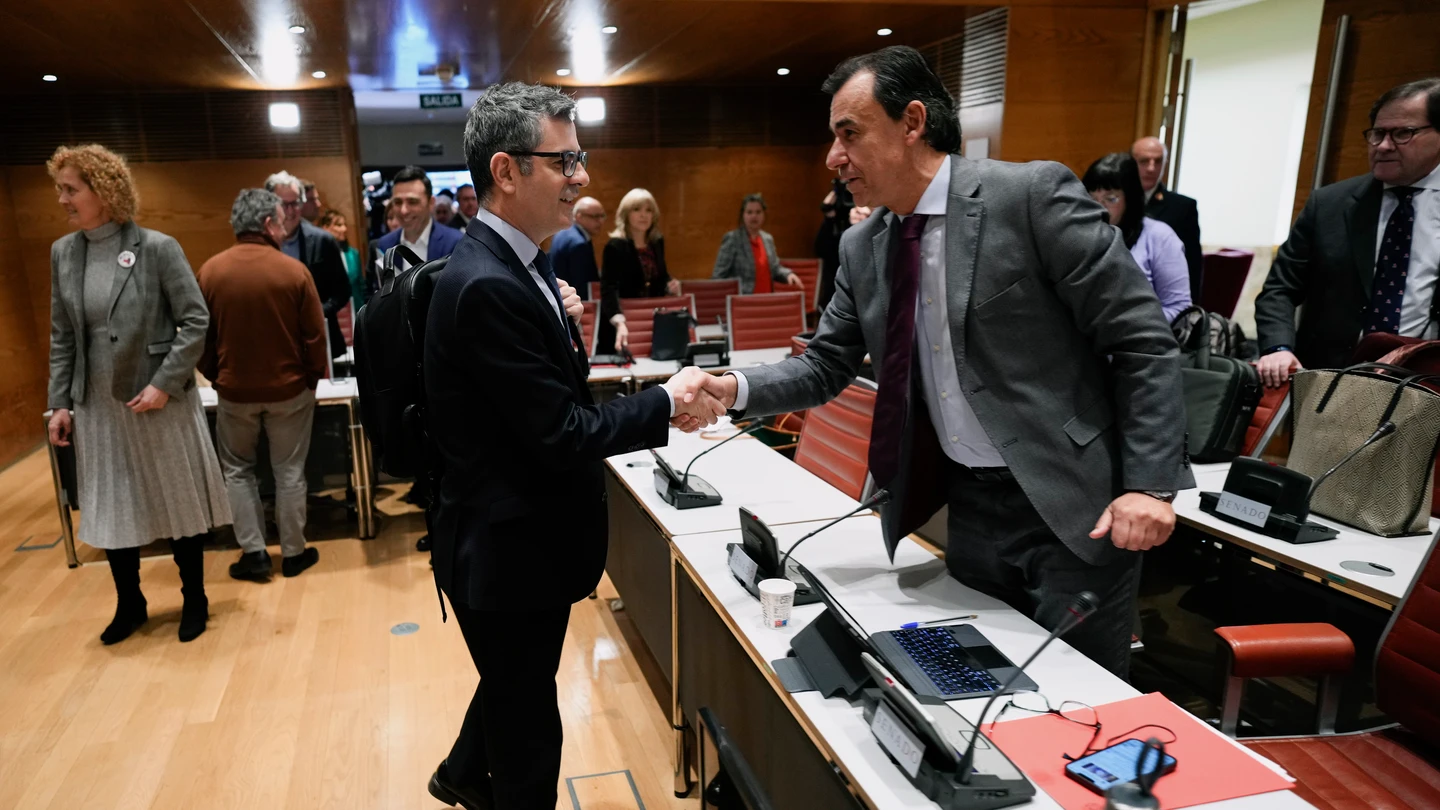 Félix Bolaños saluda al senador del Partido Popular Fernando Martínez-Maillo antes de comparecer este martes en la Comisión Constitucional del Senado Félix Bolaños saluda al senador del Partido Popular Fernando Martínez-Maillo antes de comparecer este martes en la Comisión Constitucional del Senado