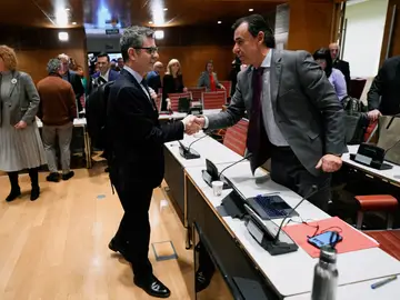 Félix Bolaños saluda al senador del Partido Popular Fernando Martínez-Maillo antes de comparecer este martes en la Comisión Constitucional del Senado