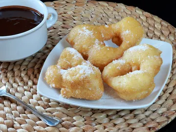 Buñuelos y chocolate Buñuelos y chocolate