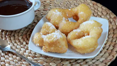 Buñuelos y chocolate Buñuelos y chocolate