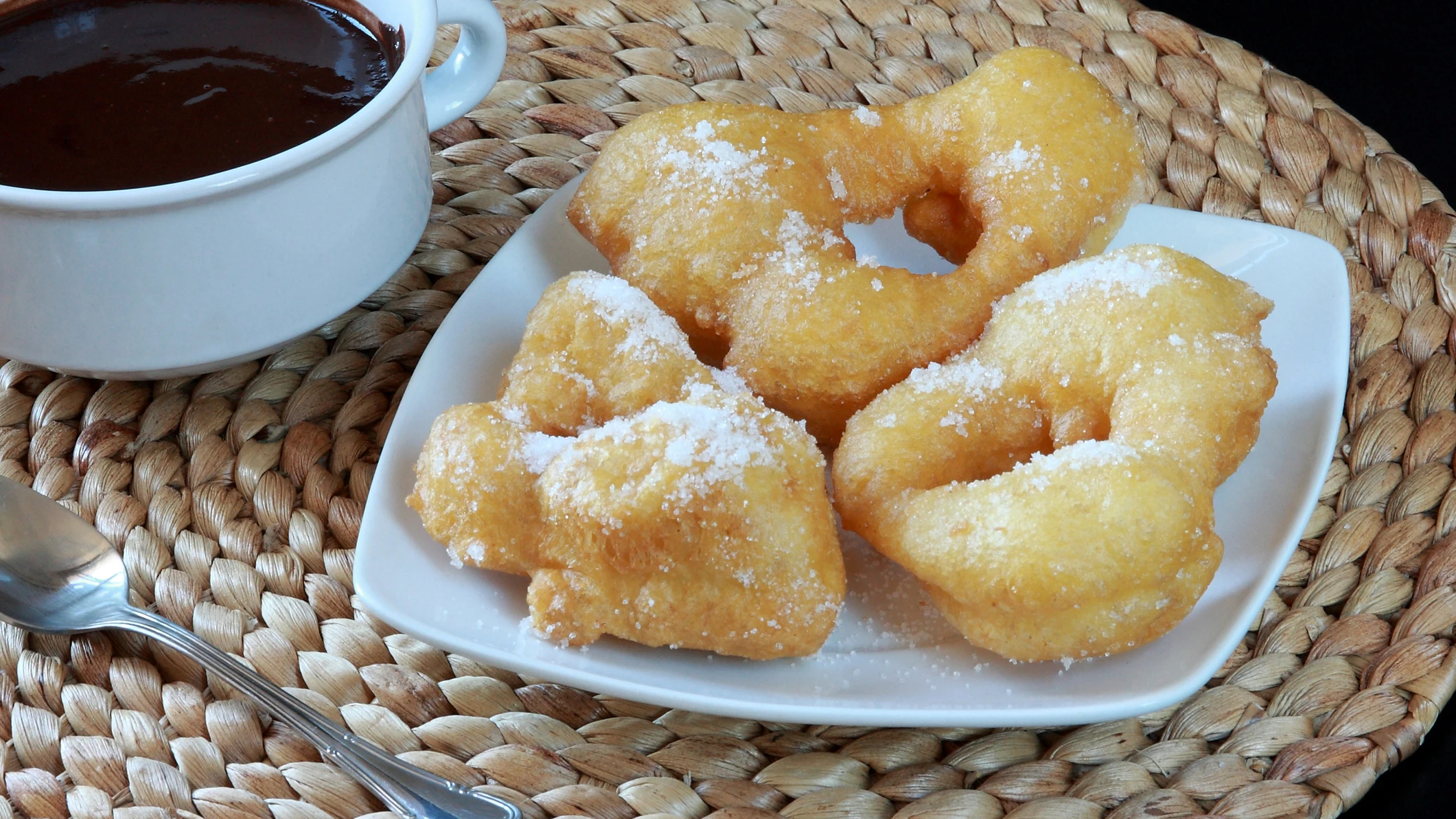 Buñuelos y chocolate Buñuelos y chocolate