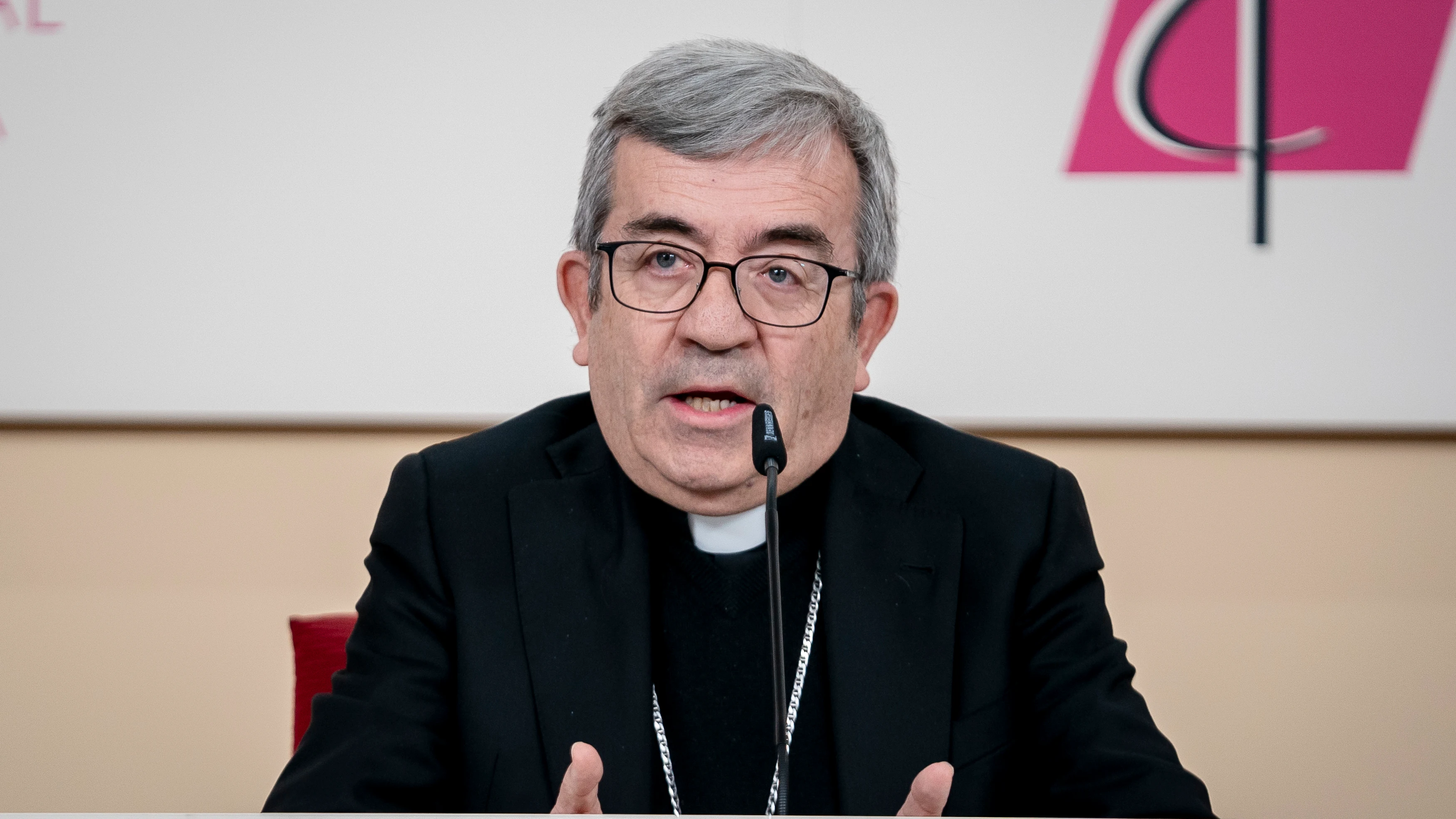 El elegido como nuevo presidente de la Conferencia Episcopal Española, Luis Argüello, ofrece una rueda de prensa durante la 124º Asamblea plenaria de la Conferencia Episcopal Española (CEE), a 5 de marzo de 2024, en Madrid (España).