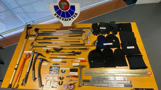 La Ertzaintza impide una batalla campal entre ultras del PSG y la Real Sociedad La Ertzaintza impide una batalla campal entre ultras del PSG y la Real Sociedad