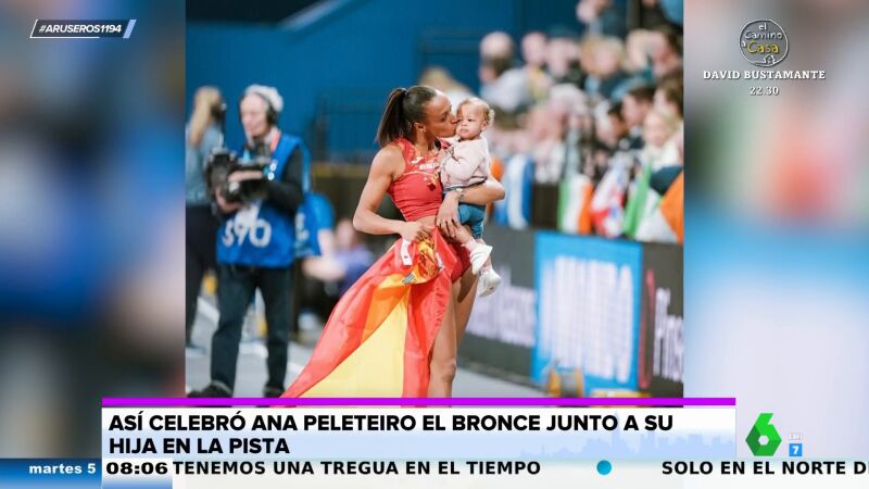 Las bonitas imágenes de Ana Peleteiro celebrando el bronce en la pista con su hija Lúa en brazos