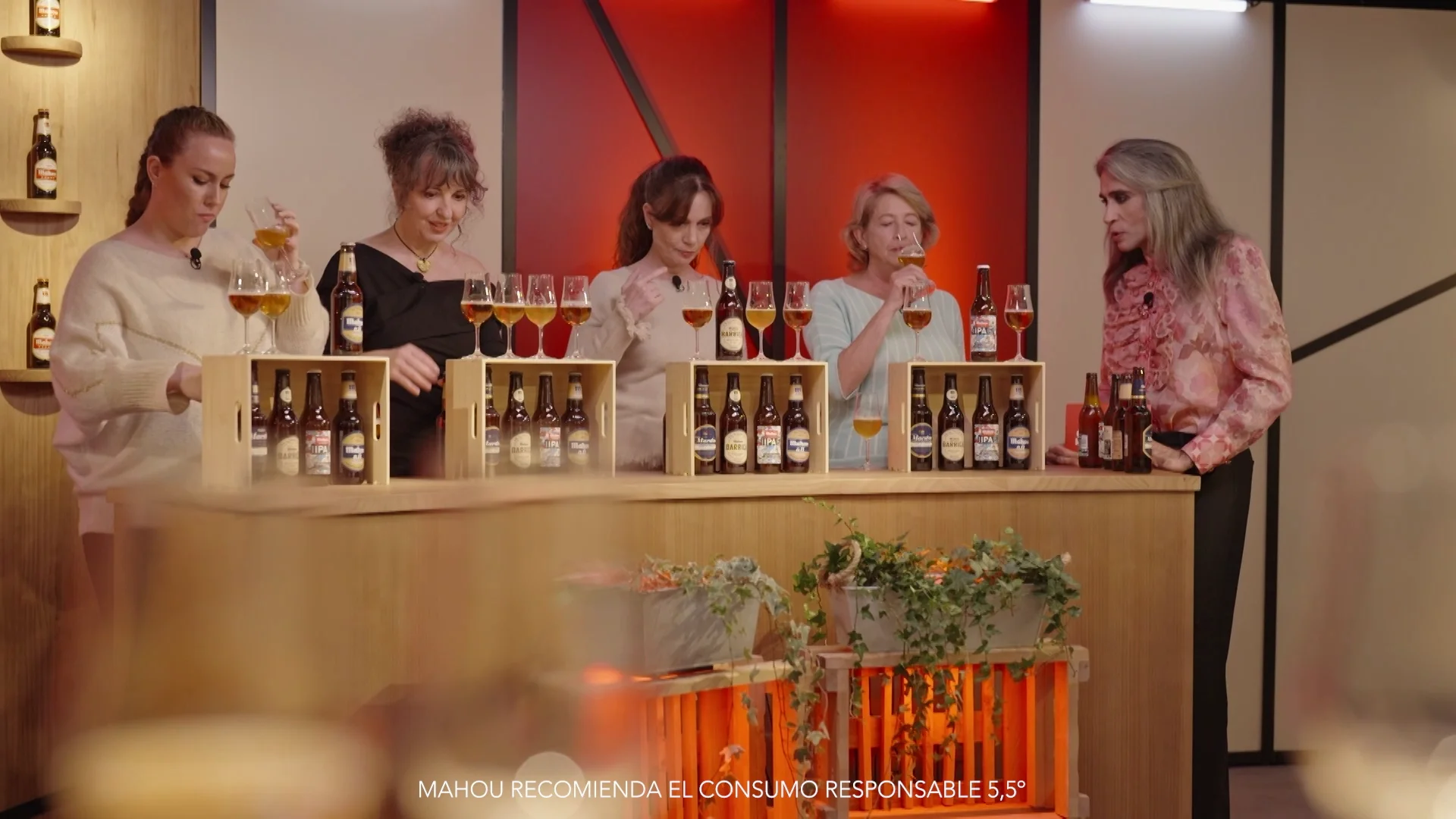 Sabor y diversión en la fábrica de Mahou con Mario Vaquerizo y cuatro amantes del teatro 