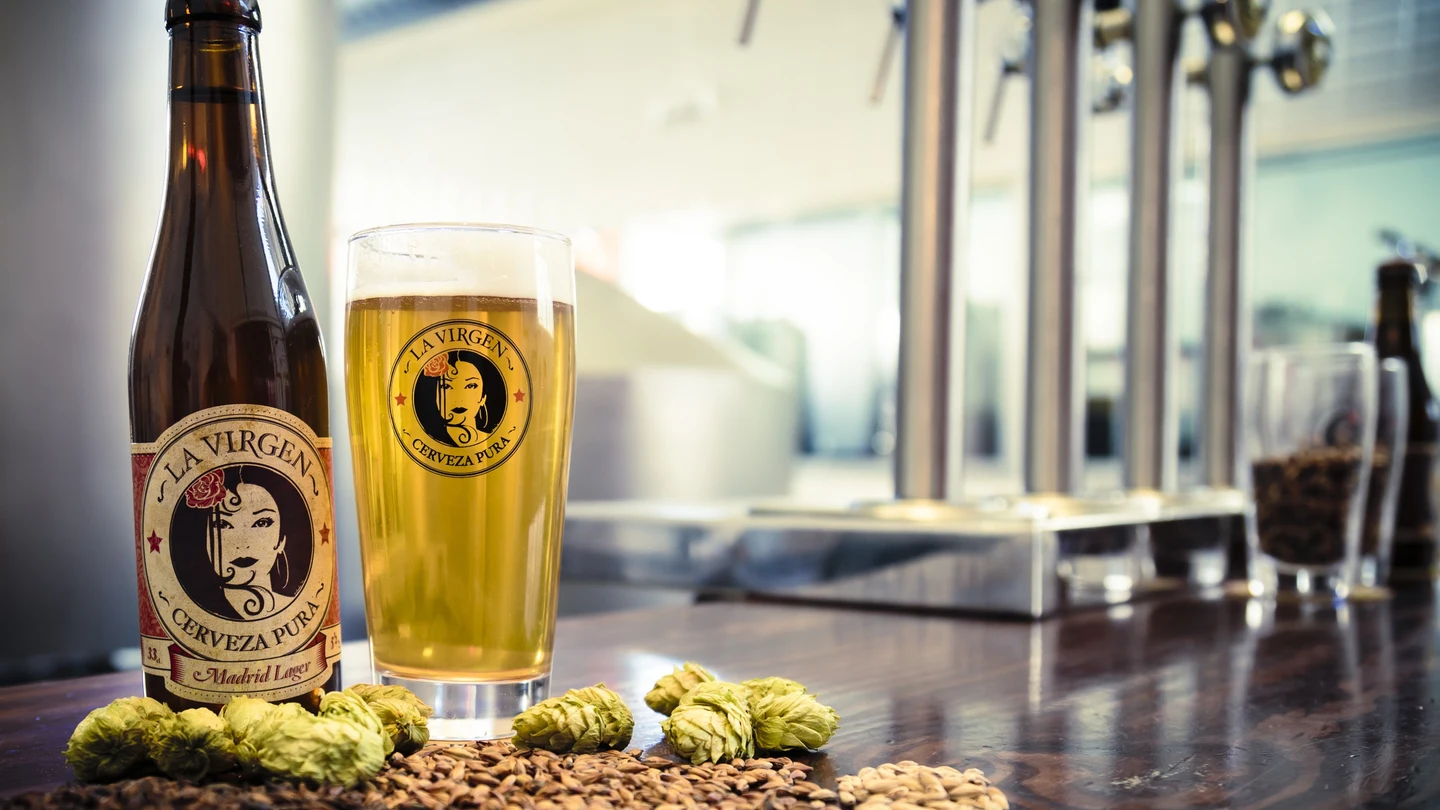 Una cerveza de La Virgen, en una barra de un bar Una cerveza de La Virgen, en una barra de un bar