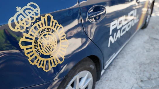 Imagen de archivo de una anagrama de la Policía Nacional en un coche patrulla. Imagen de archivo de una anagrama de la Policía Nacional en un coche patrulla.