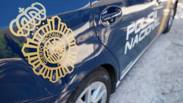 Imagen de archivo de una anagrama de la Policía Nacional en un coche patrulla. 