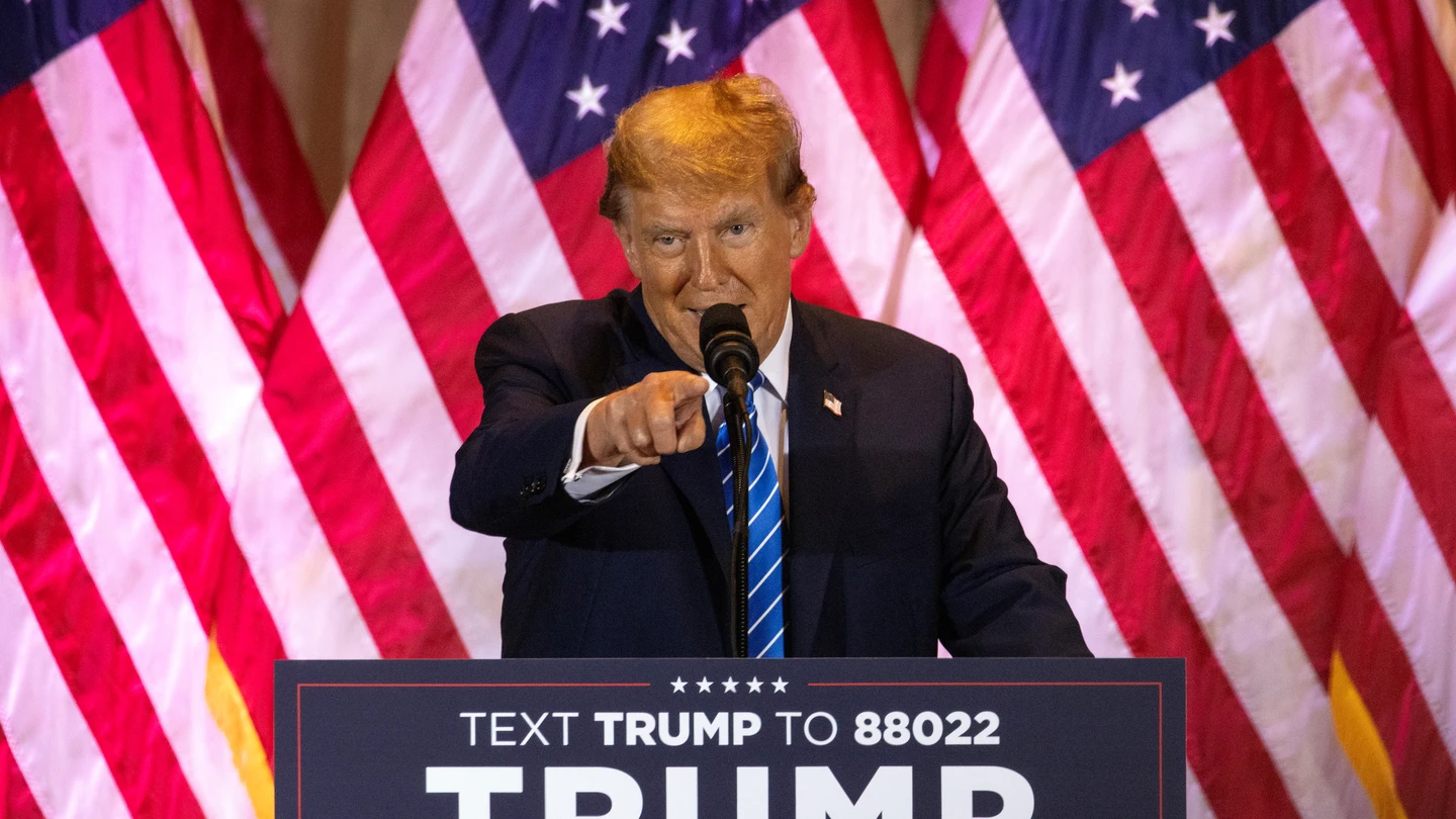 El expresidente estadounidense Donald Trump habla con sus partidarios El expresidente estadounidense Donald Trump habla con sus partidarios