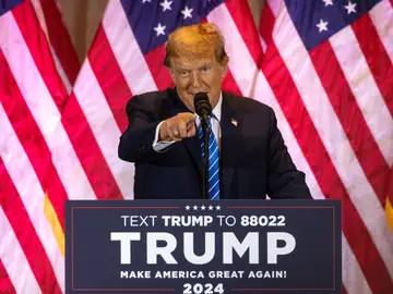 El expresidente estadounidense Donald Trump habla con sus partidarios