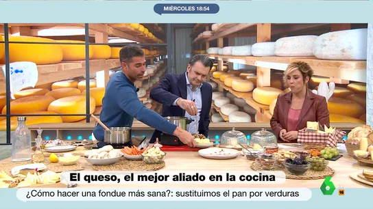 Pablo Ojeda prepara una fondue en directo y desvela trucos para que sea más sana y no se pegue el queso ¿Cómo se puede hacer una fondue más sana? Pablo Ojeda explica en este vídeo de Más Vale Tarde una forma un poco más saludable de disfrutar de este plato y, además, desvela cómo podemos conseguir que el queso no se pegue al recipiente.