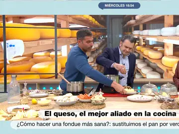 Pablo Ojeda prepara una fondue en directo y desvela trucos para que sea más sana y no se pegue el queso