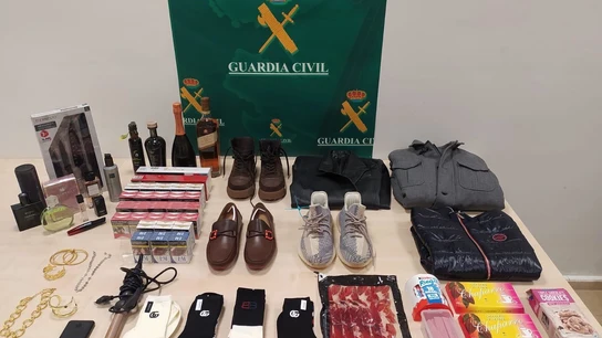 Detenidos 16 trabajadores del aeropuerto de Barajas por robar en equipajes: desde un violín hasta bolsos de marca Detenidos 16 trabajadores del aeropuerto de Barajas por robar en equipajes: desde un violín hasta bolsos de marca