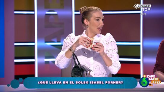Isabel Forner desvela en este video todo lo que lleva en su bolso, donde encontramos objetos como pastillas para la alergia, bolsitas de t&eacute; chai o una virgen impresa en 3D: "La virgen le manda directamente el merchandising", comenta Dani Mateo.