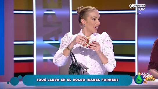 De un foco "para selfis" a un rosario o una cinta de seguridad: esto es lo que lleva Isabel Forner en su bolso Isabel Forner desvela en este video todo lo que lleva en su bolso, donde encontramos objetos como pastillas para la alergia, bolsitas de té chai o una virgen impresa en 3D: "La virgen le manda directamente el merchandising", comenta Dani Mateo.