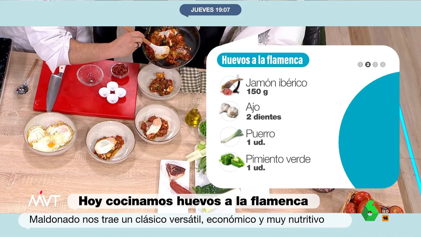 Pablo Ojeda y Carlos Maldonado cocinan en Más Vale Tarde huevos a la flamenca: así es la receta paso a paso Verduras, chorizo, jamón y, sobre todo, el "huevo frito perfecto". Con estos ingredientes, el chef con estrella Michelin Carlos Maldonado y el nutricionista Pablo Ojeda preparan un delicioso plato que es todo un clásico de nuestra gastronomía.